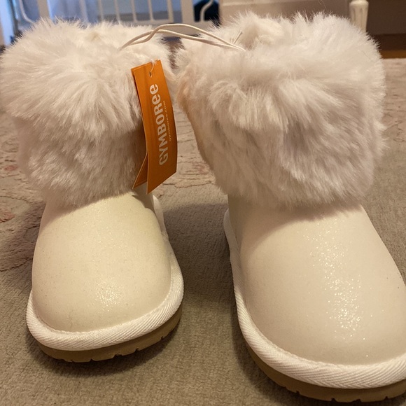 Brand new white faux fur toddler boots - Picture 2 of 3